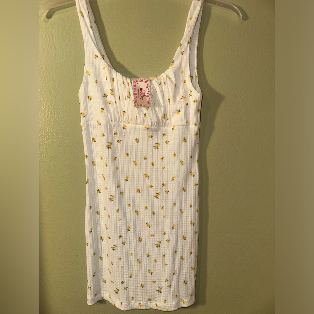 Women’s white bodycon mini dress with yellow floral detailing in size medium NWT